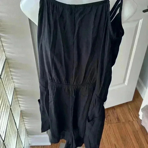Size M Black Flowy short romper with pockets from Express - Picture 5 of 6